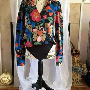 Entro Multi colored Floral Snap Crotch Blouse. Size Small. Gently used.